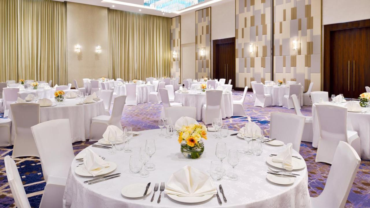 Holiday Inn Dubai Al-Maktoum Airport By Ihg Экстерьер фото