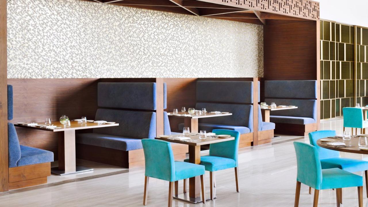 Holiday Inn Dubai Al-Maktoum Airport By Ihg Экстерьер фото